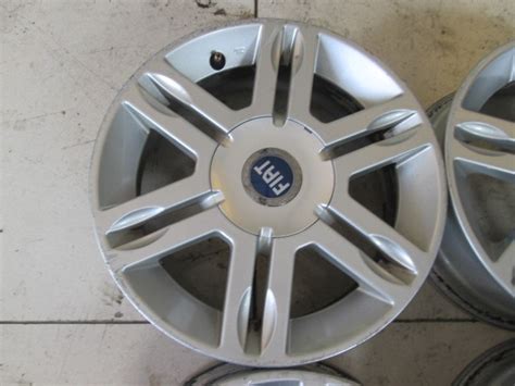 It is characterised by large, black patches around its eyes, over the ears, and across its round body. 51742191 SET 4 CERCHI IN LEGA DA 14 POLLICI 4 FORI FIAT ...