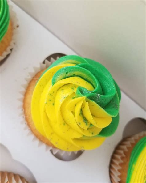 A cupcake baking cups are guaranteed to provide quick and easy clean up. Green and gold cupcakes. | Gold cupcakes, Gold graduation ...