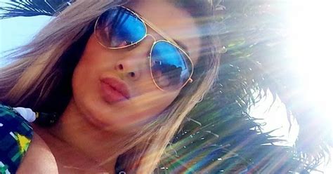 andressa urach posa de biquíni e mostra decote generosíssimo