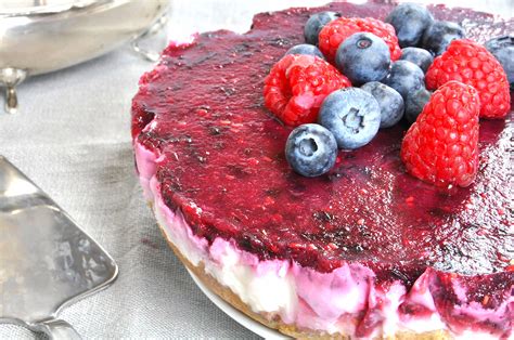 La torta allo yogurt è un dolce molto semplice da fare. Torta fredda allo yogurt e frutti di bosco Bimby TM31 | TM5