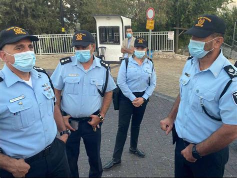 השוטרים חולצו מהמקום על ידי לוחמי מג»ב@veredpelman (צילום: "אתם חושבים לרגע על השוטרים?" | עמקניוז - חדשות העמק