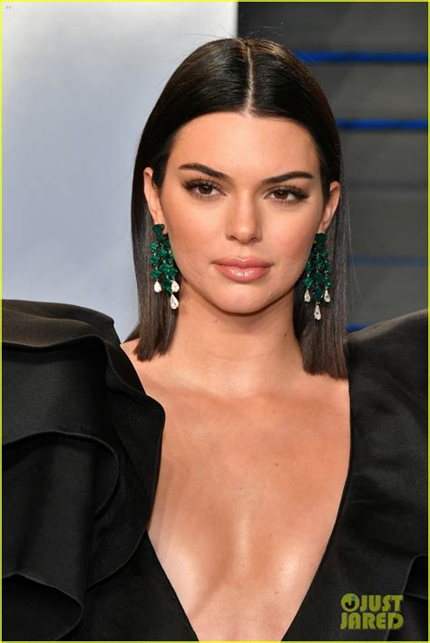 Kendall Jenner Looks Chic At Vanity Fair S Oscars Party Photo