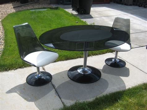 This hard to find extendable dining table has a rock solid white laminate top and one leaf that can be easily installed in thanks to a clever and mechanically sound gear system that allows the ends to easily open and close. Thornton Moving Sale: Retro Saarinen / Chromcraft Tulip ...