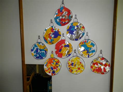 snippers knippen uit gekleurd papier opkleven om kerstballen te versieren liestr kerst
