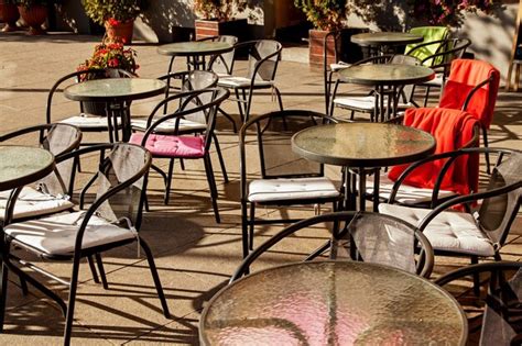 테이블과 의자가 있는 거리 도시 카페 레스토랑 프리미엄 사진