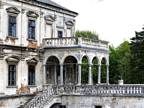 10 Abandoned Mansions That Likely Used To Be Worth Millions In 2023