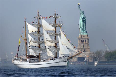 무료 이미지 바다 보트 뉴욕 자유의 여신상 용기 차량 돛대 항구 요트 항해의 해상 해군 선박 큰 포장