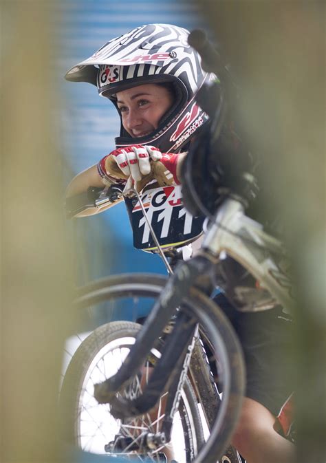 Monto en una bici rosada, sin rueditas de apoyo, muy rápido alrededor del • bmx racer#100, bicampeona olímpica y 18 veces campeona. Mariana Pajon Londono | G4S 4teen Photo Shoot - Marianna Paj… | Flickr