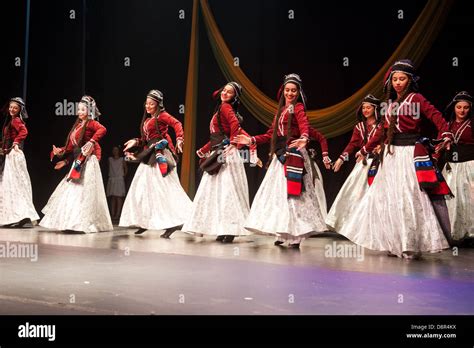 Niños Georgianos Vestidos Con Trajes Tradicionales Y Bailando Un