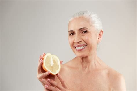 魅力的な半分裸の高齢女性の美しさの肖像画 無料の写真