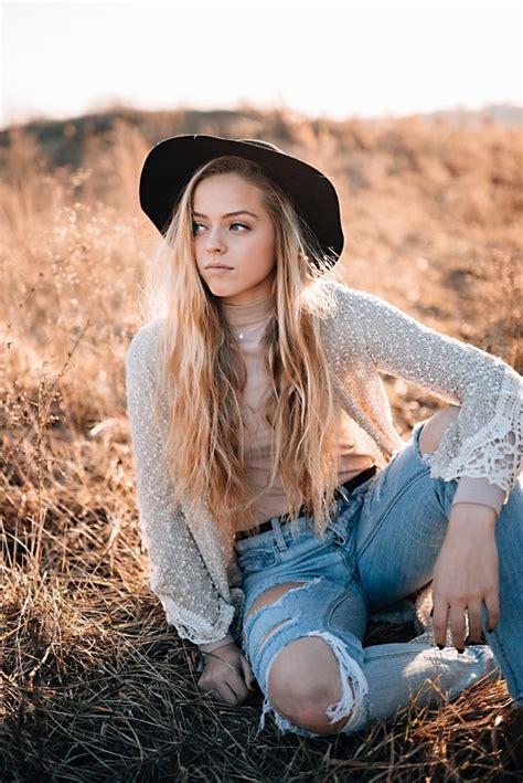 10 Beautiful Outfit Ideas For Senior Pictures 2019