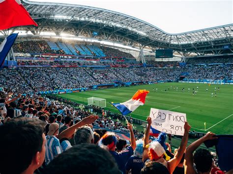 Перевод контекст sporting events c английский на русский от reverso context: Some people like to go to a live sporting event, while ...