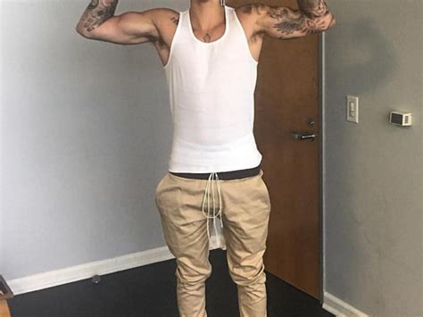 Justin Bieber Flexes Muscles The Hollywood Gossip