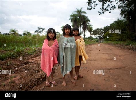 Tribu Xingu Niñas Fotografías E Imágenes De Alta Resolución Alamy