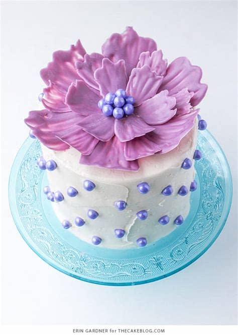 The cake looks classic, beautiful and sharp. 27 No-Fail Birthday Cake Decorating Ideas - Ideal Me