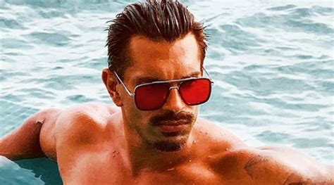 Karan Singh Grover Churns Stomach Muscles In Latest Workout Video