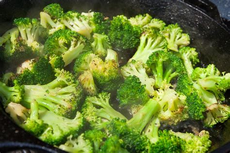 Quando saranno morbide, ma ancora al dente, scolatele e lasciatele da parte. Broccoli in padella: la ricetta del contorno invernale ...