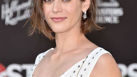 Lizzy Caplan In Talks To Co Star In Foxs Gambit