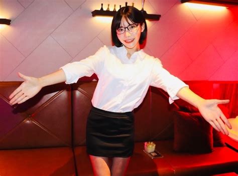Japanese Porn Star Eimi Fukada Holds 24 Hour Free Hugs Event For Fans