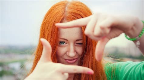 배경 화면 얼굴 야외 여성 여자들 빨간 머리 모델 초상화 피사계 심도 소유 긴 머리 뷰어를보고 녹색 눈 사진술 웃고있는 감정 사람 피부