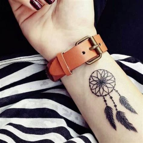 Le bras est très certainement la partie du corps la plus choisie pour arborer un tatouage, autant chez les hommes que chez les femmes. Tatouage avant bras femme attrape reve | Cochese Tattoo