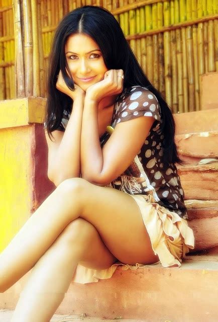 Sizzling Actress Divya Dwivedi Spicy Thigh Photo Still