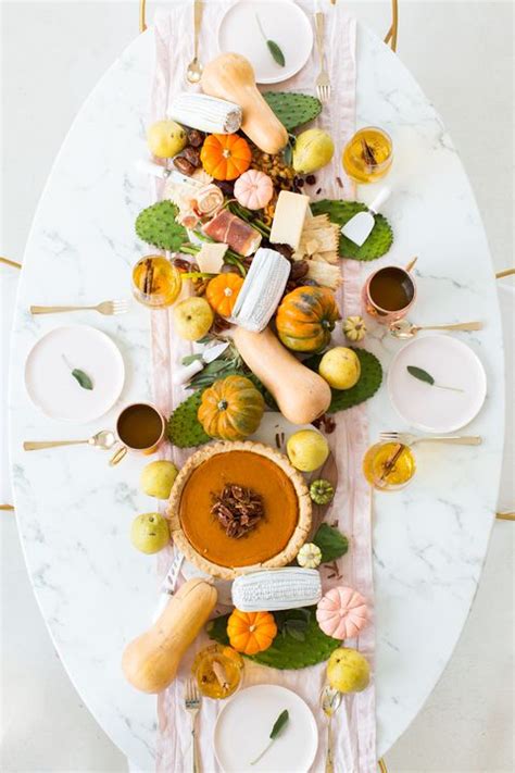 No matter your preferred holiday color palette, we've got a place setting to inspire your table. 32 Fall Flower Arrangements - Ideas for Fall Table ...
