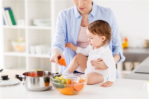 Madre Feliz Y Bebé Que Cocinan En Casa La Cocina Fotos De Stock