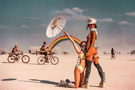 Burning Man Famosas mostram looks pós apocalíptico no meio do deserto Moda Glamour