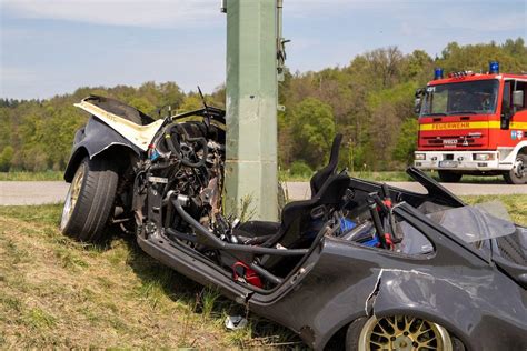 Horror Unfall Porsche Fahrer Rast In Strommast Tot