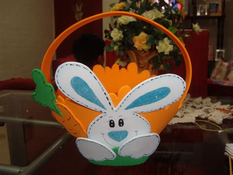 Haz tus propios conejitos de pascua con pompones. Mis manualidades: canastita con conejo de pascua