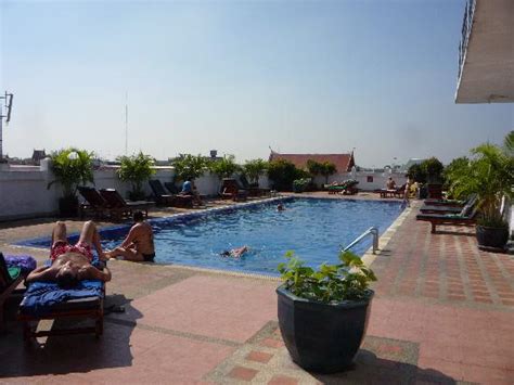 Rambuttri village inn & plaza besitzt 200 klimatisierte zimmer mit folgender ausstattung: Roof Top Pool - Picture of Rambuttri Village Inn & Plaza ...