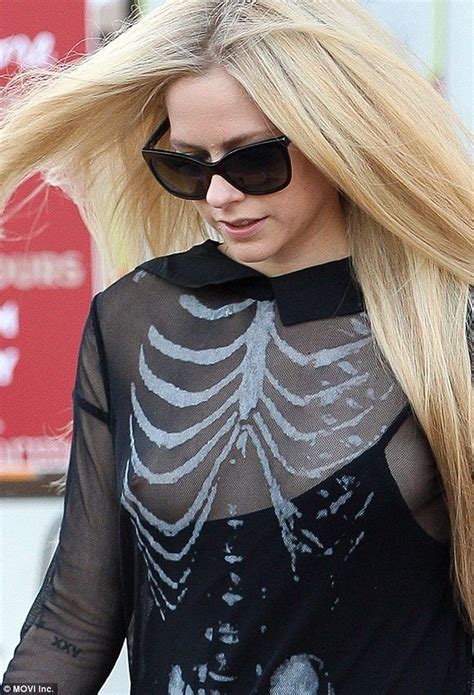 Avril Lavigne Nipple Slip Photos TheFappening
