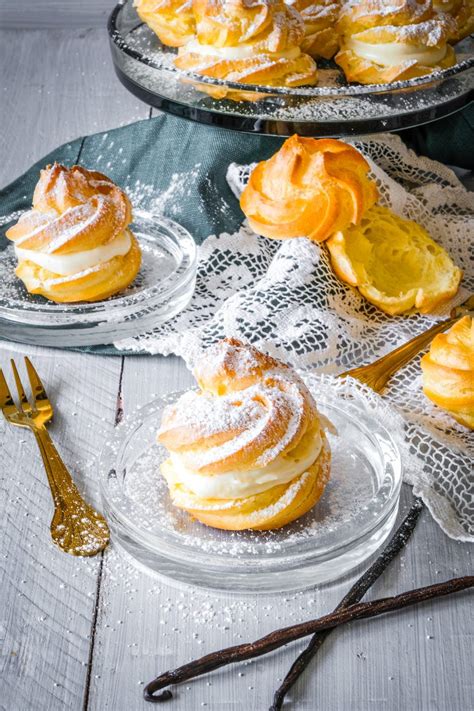 Mithilfe eines spritzbeutels und sterntülle rosetten aufs blech spritzen, abstand dazwischen lassen. Die besten Windbeutel mit Vanille Creme | Rezept ...