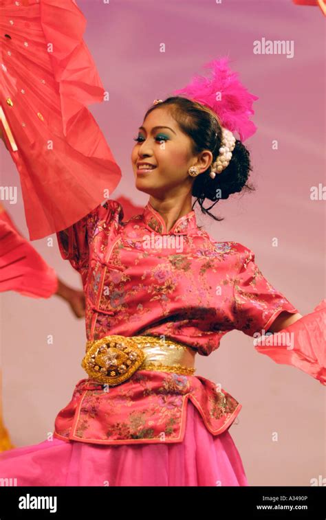 Dancer Performing A Chinese Fan Dance Kuala Lumpur Malaysia Stock