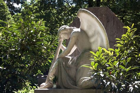 On paintings, he usually holds a book or a scroll in his hand. ARCÁNGEL URIEL, EL ÁNGEL DE LA ABUNDANCIA - Joya Life
