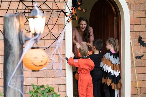 Halloween Safety Tips For Trick Or Treating Fun Readers Digest