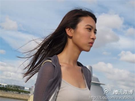 朱千雪（英語：tracy chu tsin suet，1988年6月28日－），香港女演員、節目主持及《2012年度香港小姐競選》季軍，現為無綫電視經理人合約藝員及實習大律師。 朱千雪為家中長女，父親從事五金生意。 多圖 朱千雪會唔會係近年最高質既港姐? | Jdailyhk