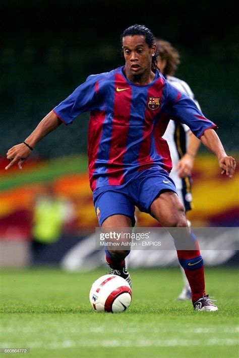 Ronaldinho spent four seasons at fc barcelona, lighting up the camp nou with his dazzling skills and incredible goals. Ronaldinho en 2020 | Footeux, Footballeur
