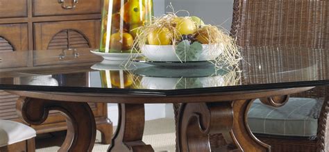 A handy shelf is attached to the bottom of the shelf. Beautiful round dining table with glass top! www ...