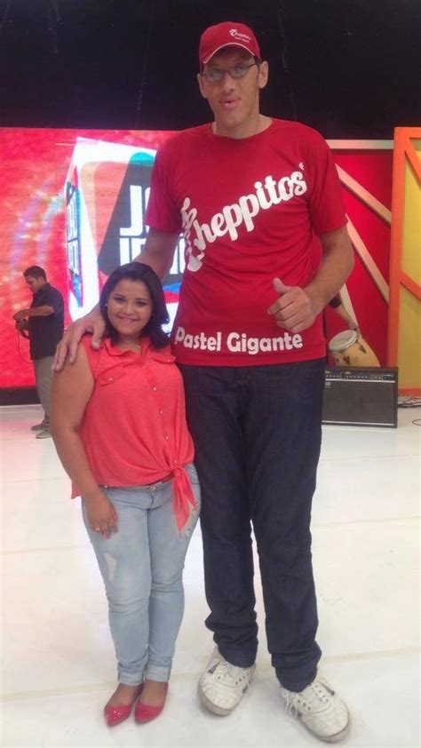 Gentle Giant Meet Brazil’s Tallest Man Who Fell In Love With Small Woman Romance Nigeria