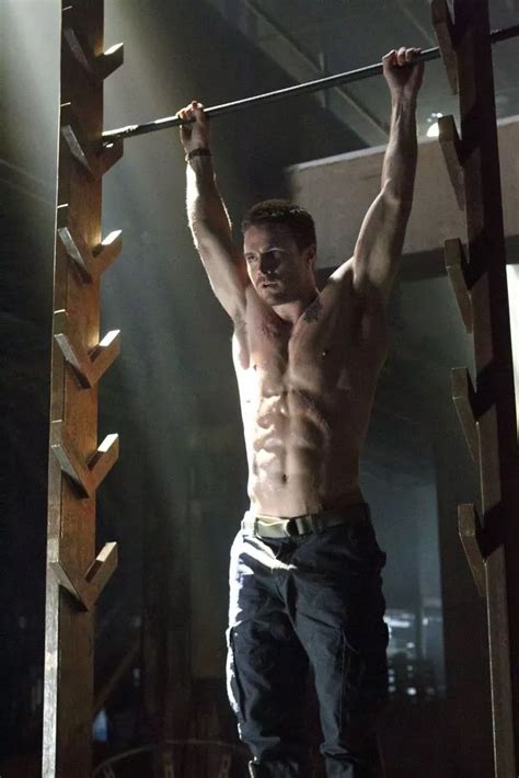 Arrow Star Stephen Amell Goes Completely Naked While Soaking Up The Sun