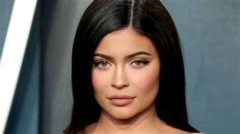 Kylie Jenner Reveals Driver’s License Photo Shows Off Big Pouty Lips Hollywood Life