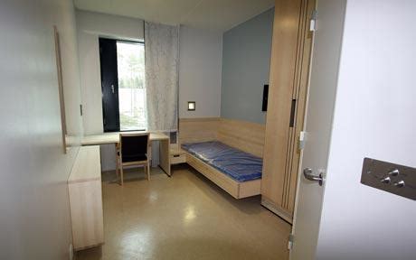Halden fengsel blues, norsk oversettelse av folsom prison blues (johnny cash), av hank von pæra ble offer for mangel på fengselsplasser og kasta ut av halden fengsel, med et par av sine. เรือนจำ Halden Fengsel ของนอร์เวย์ เป็นเรือนจำที่ทันสมัย ...