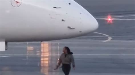 Video Woman Chases Plane On Tarmac After Missing Flight Light Wave