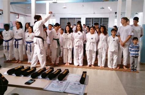 Areias Alunos De Taekwondo São Graduados Em Exame De Faixas