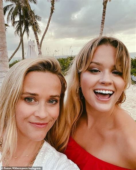 Reese Witherspoon And Daughter Ava Phillippe 21 Pose For A Silly Snap While Making Margaritas