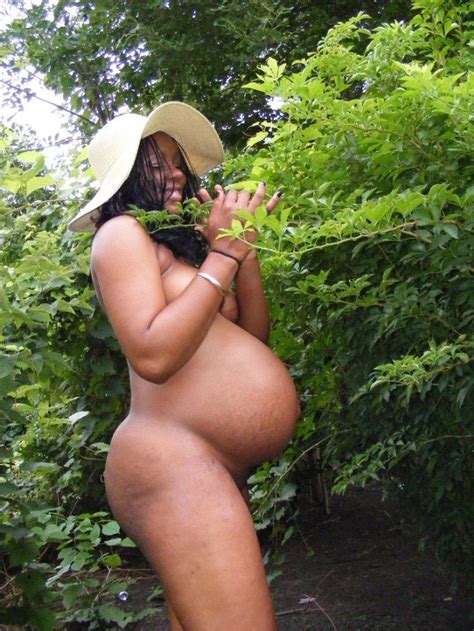 Magnifique Femme Noire Enceinte Nue Dans Son Jardin 4plaisir Com