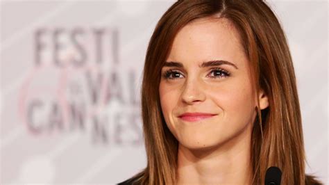 Emma Watson Gives Out Life Advice At Grand Central For Usd 2 Social