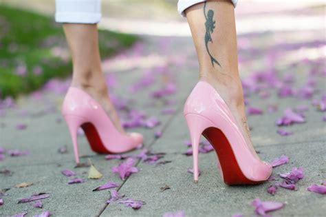 Obrázky na plochu ženy vysoké opätky Louboutin hĺbka ostrosti nohy vonku dýka tetovanie